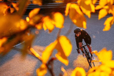 Ochlazuje se. Už máte bundu na kolo a zimní tretry? Jaké cyklistické oblečení potřebujete pro podzim a zimu?