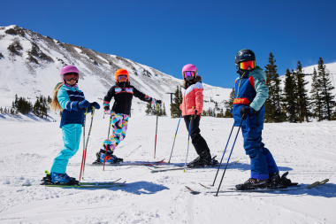 Hřejivé oblečení pro malé lyžaře, to není jen dětská zimní bunda. Poradíme vám, co určitě vybírat.  
