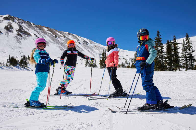 Hřejivé oblečení pro malé lyžaře, to není jen dětská zimní bunda. Poradíme vám, co určitě vybírat.  