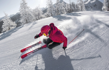 Testování sjezdových lyží v Peci pod Sněžkou